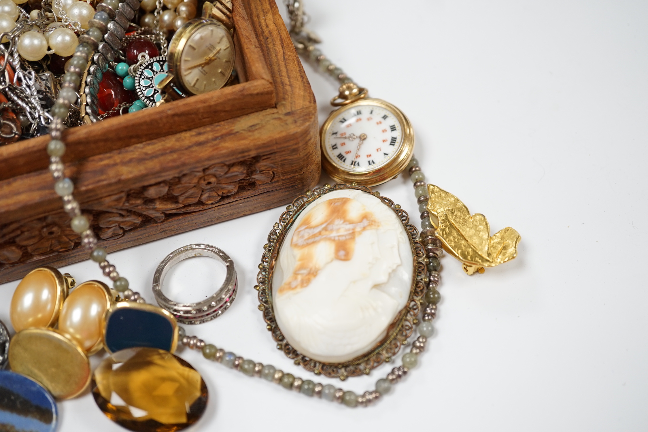 A quantity of assorted jewellery, including silver, 925 and costume.